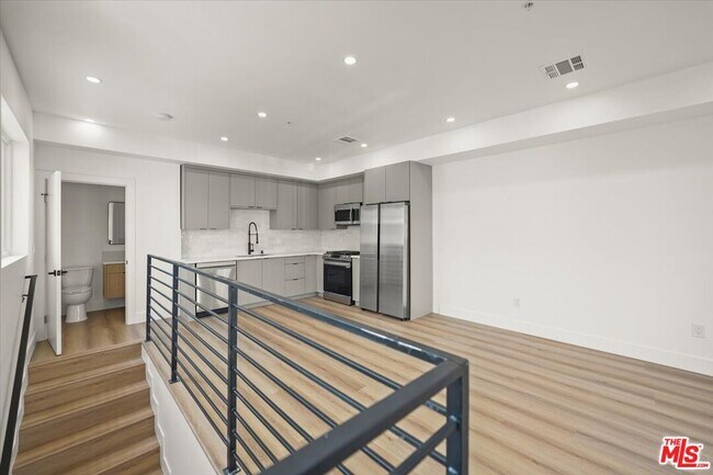 Photo - 910 N Hudson Ave