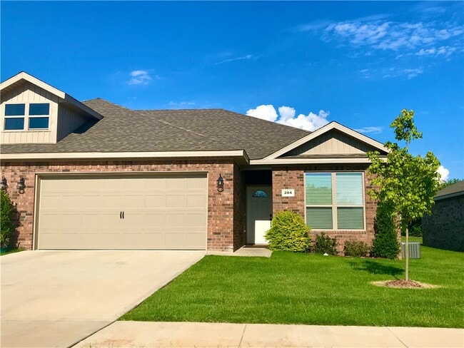 Building Photo - 204 Alder St