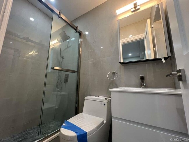 Photo - 61-14 Cloverdale Blvd