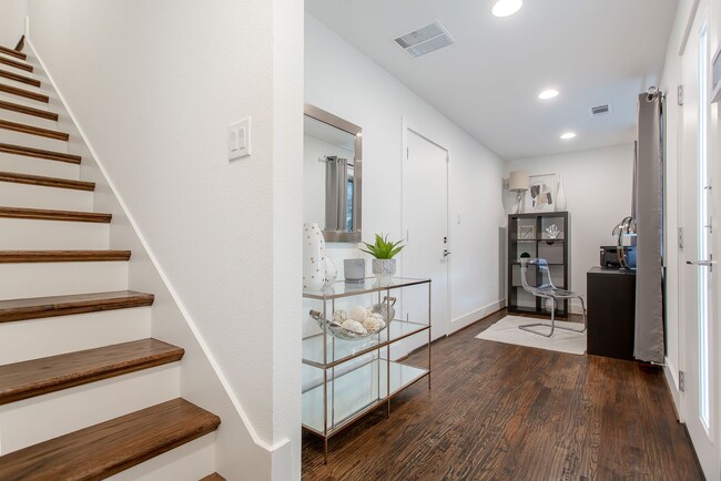 Photo - Modern 2 bed, 2.1 Bath townhome, walking distance to Greenville Ave
