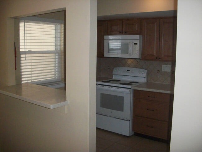Kitchen w/ pass thru - 88 Wexford Dr Unit 88 Wexford Road