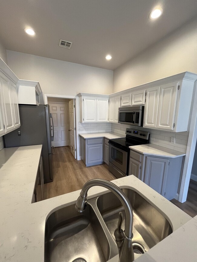 Photo - 401 Whitehouse Ln