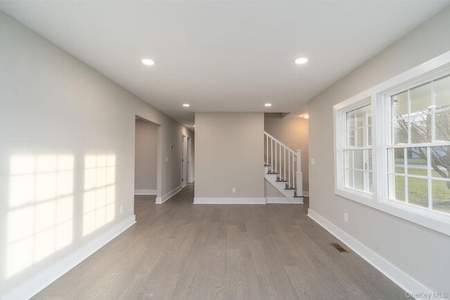 Photo - 970 Village Ln