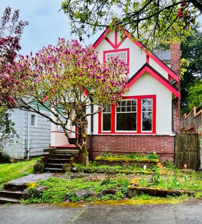 Building Photo - Phinney Ridge Home
