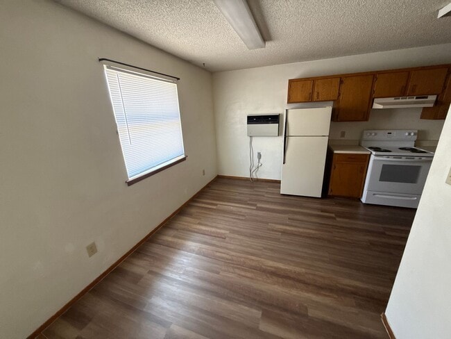 Photo - TRIPLE C - 921 Unit B