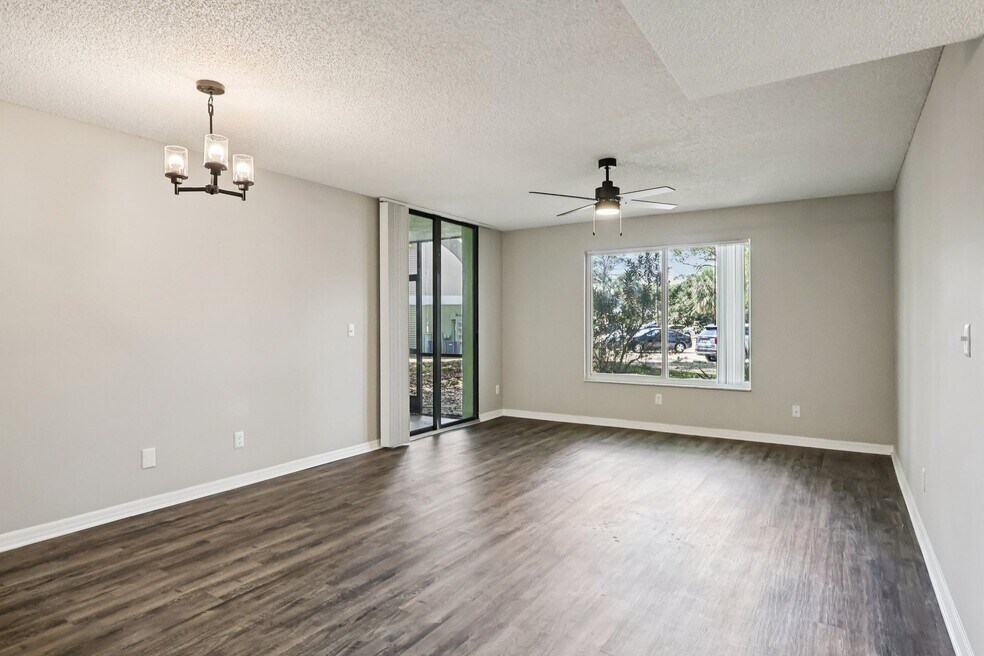Lakeside Glen Apartments