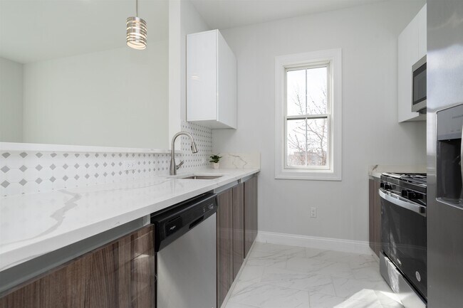 Photo - 144 Bergen Ave Unidad 3D