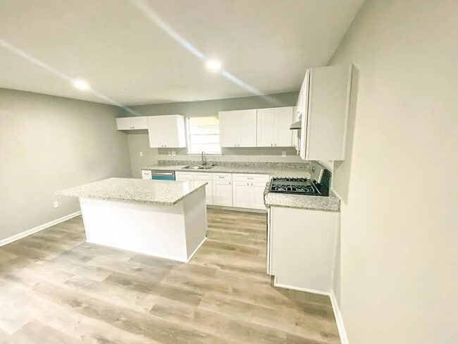 Photo - 305 Red Haven Dr