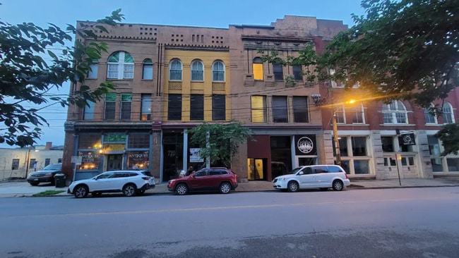 Photo - 722 Commerce St