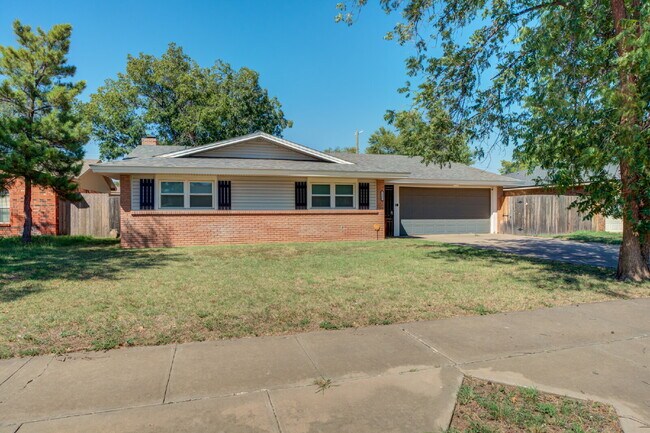 Building Photo - Renovated Three-Bedroom home in Central Lu...