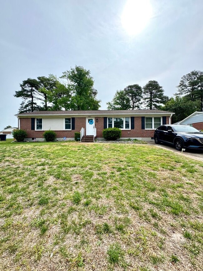 Building Photo - 4 bed 2 Bath Home for Rent in Portsmouth!