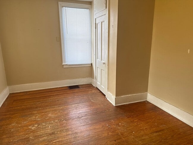 Building Photo - 209 N English Ave Unit 1