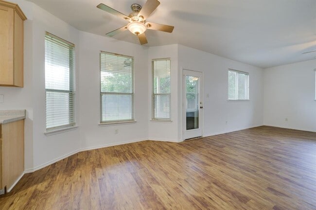 Photo - 1112 Sundrop Pl