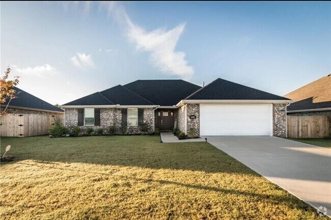 Building Photo - Gorgeous Home with Vaulted Ceilings and La...