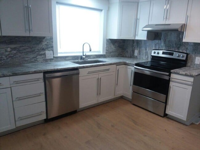 Building Photo - 119 E Wilson St Rental