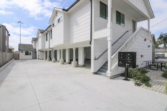 Building Photo - Modern 3-Bedroom, 2-Bathroom Apartment on Murray in San Luis Obispo Unit 203