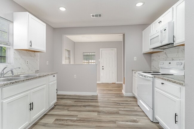 Photo - 4-Bedroom, 2-Bath Home in South Dallas with Convenient Access to Major Highways and City Amenities