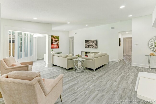 Photo - 16643 Redwood Way