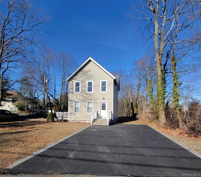 Building Photo - 19 Railroad St Unit 2nd Floor