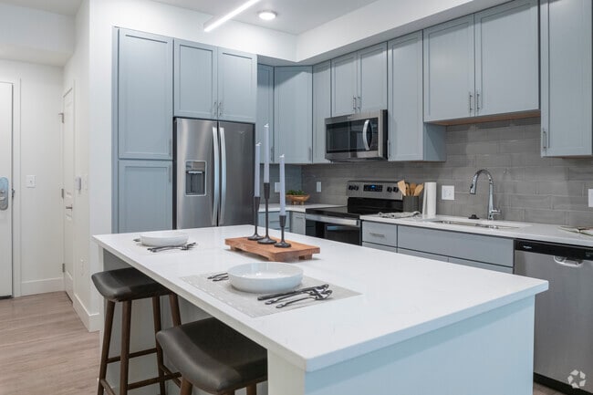 Cocina con electrodomésticos de acero inoxidable - Tree Farm Lofts