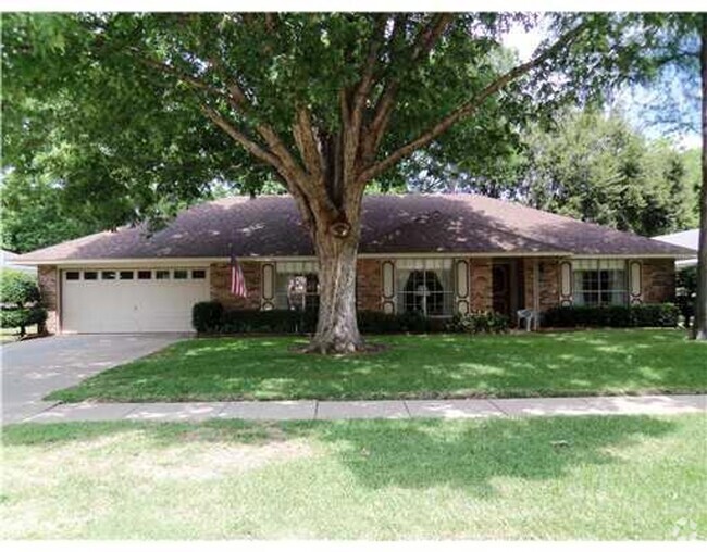 Building Photo - Spacious Home in University Terrace