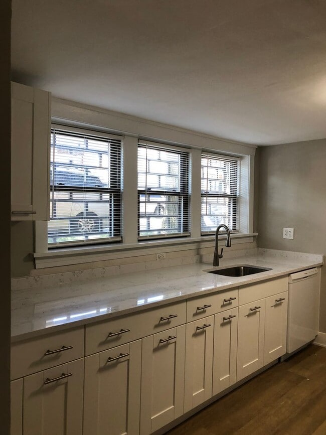 Photo - 2056 N Oakley Ave Unit 1G