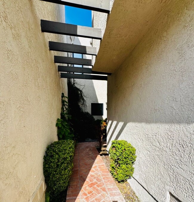 Photo - Remodelled 3/3 Townhome For Rent in Huntin...