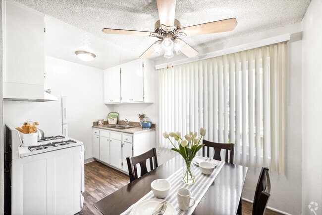 1BR, 1BA - 540SF - Dining Room