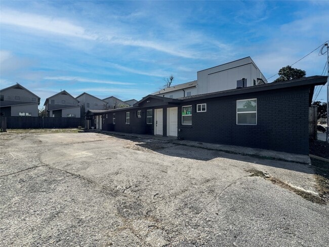 Building Photo - 206 E 33rd St Unit 8