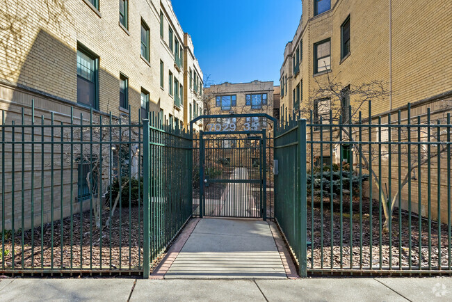 Building Photo - 7035 N Sheridan Rd Rental