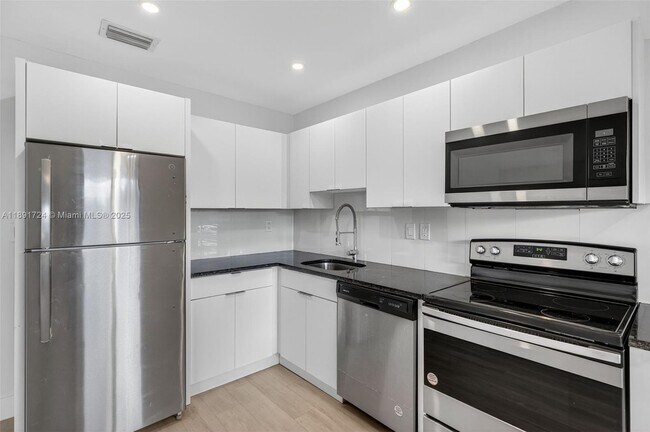 Photo - 615 NE 26th St Unidad 8