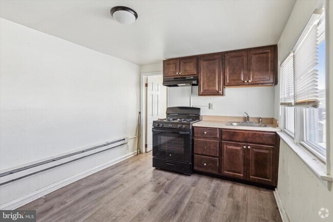 Building Photo - 326 E Airy St Rental