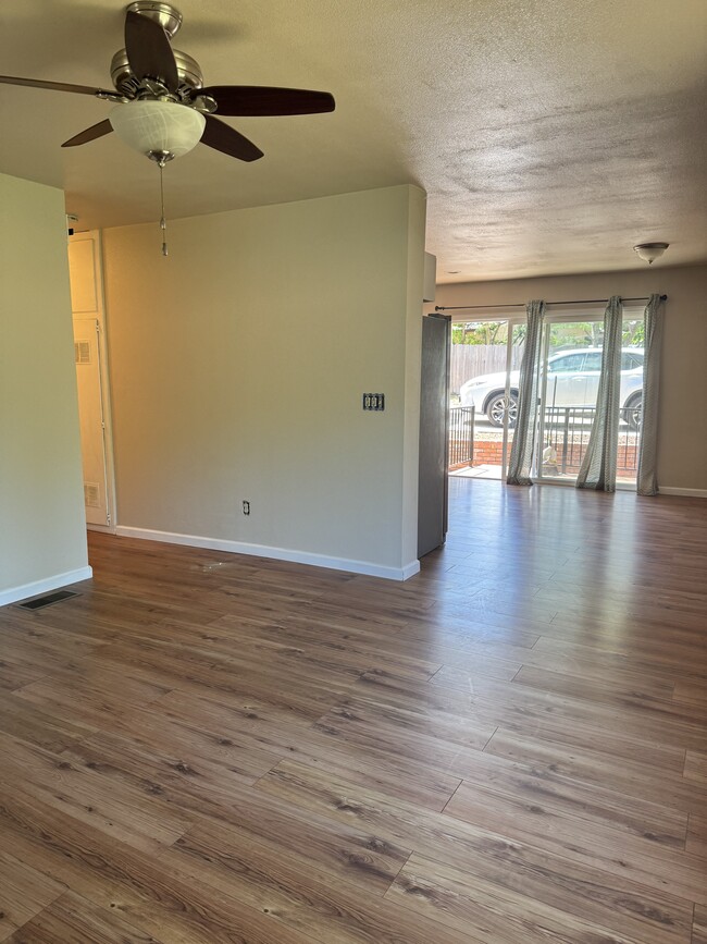 Photo - 211 Mulberry Ln