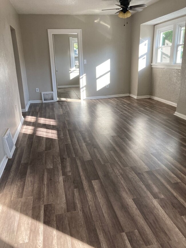 Building Photo - Spacious Recently updated 2 Bedroom 1 Bath...