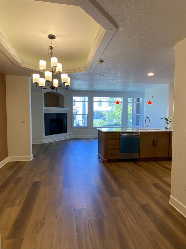 Dining room - 1735 N Ogden St Unit 101