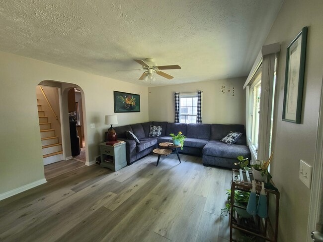 Sala de estar - 707 E Wood St