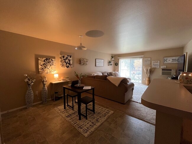 Photo - Montrose Apartments