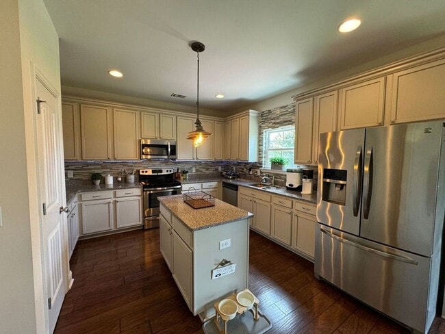 Photo - 4 Bedroom 3 Bath located in Creekside!! Available Now!!