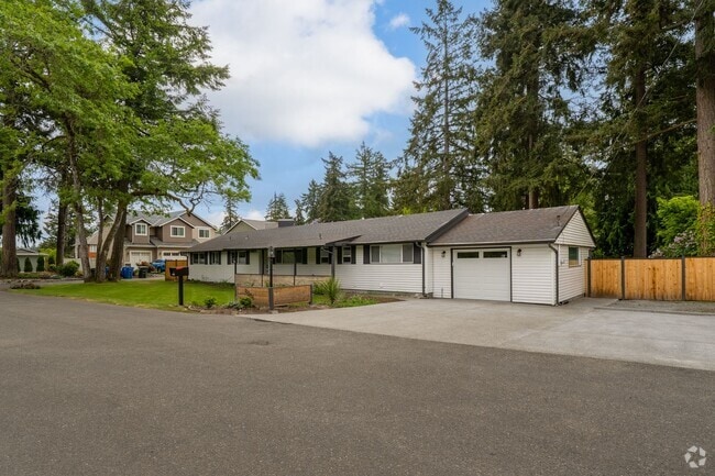 Building Photo - Beautifully updated 3 bed 3 bath Steilacoo... Rental