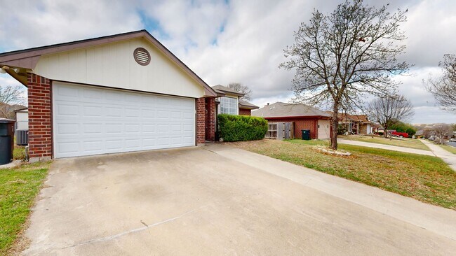 Photo - 2 WEEKS FREE!!! NEW PAINT!!!!!! ONLY $1,395!!