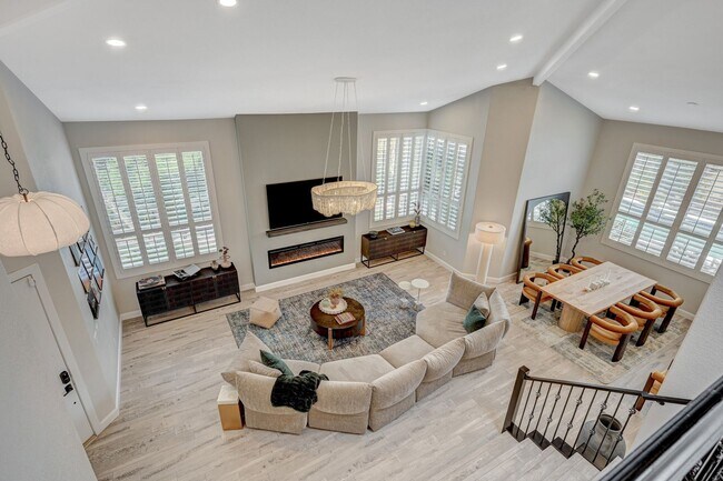 Building Photo - 4 Bedroom Contemporary Furnished-Renovated... Rental