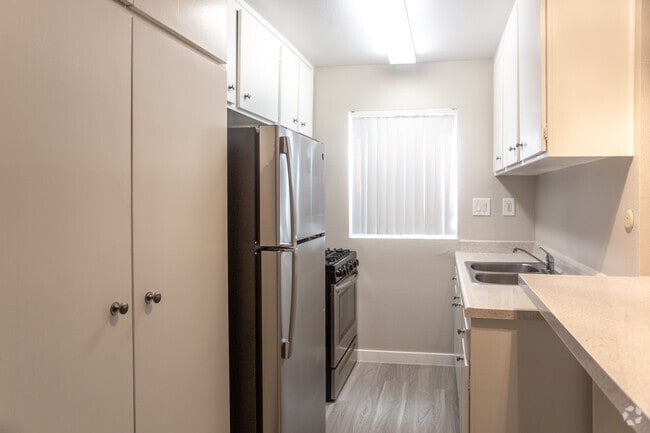 1BR, 1BA-600 SF
