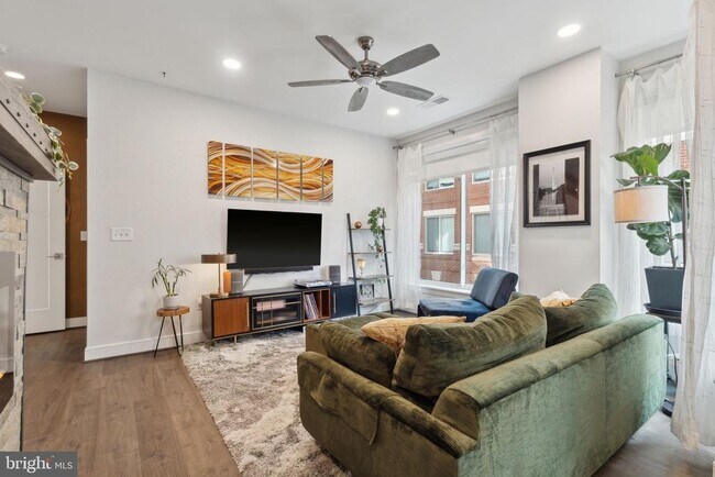 Photo - 625 Slaters Ln Unit 201