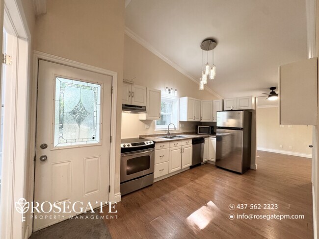 Photo - Spacious 2-Bedroom Main Level Apartment with Backyard & 2 Parking Spaces – Mississauga Unit B
