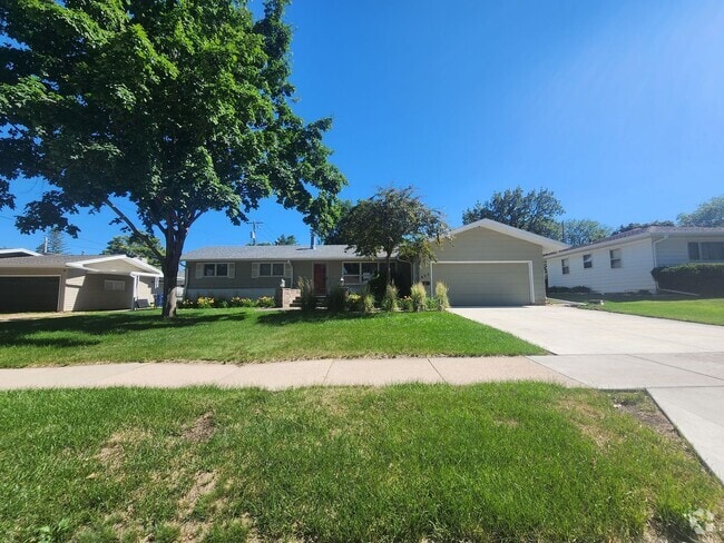 Building Photo - Spacious 5-Bedroom Home Near McKennan Park