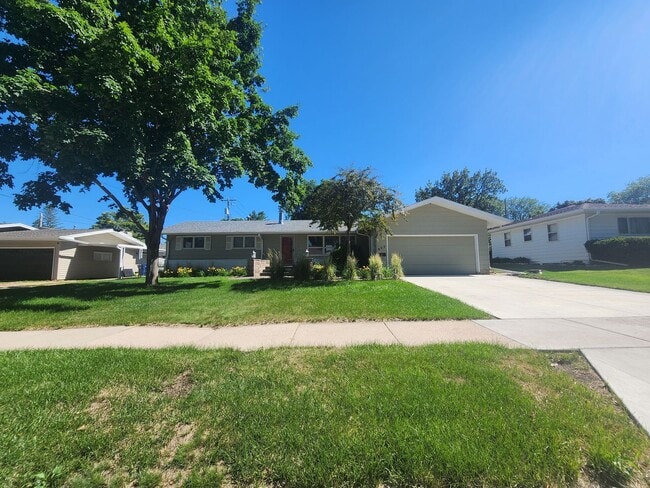 Spacious 5-Bedroom Home Near McKennan Park - Spacious 5-Bedroom Home Near McKennan Park