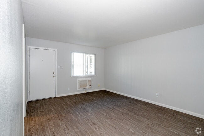 1BR, 1BA - 700SF