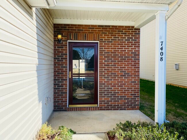 Photo - 7408 Loyalist St