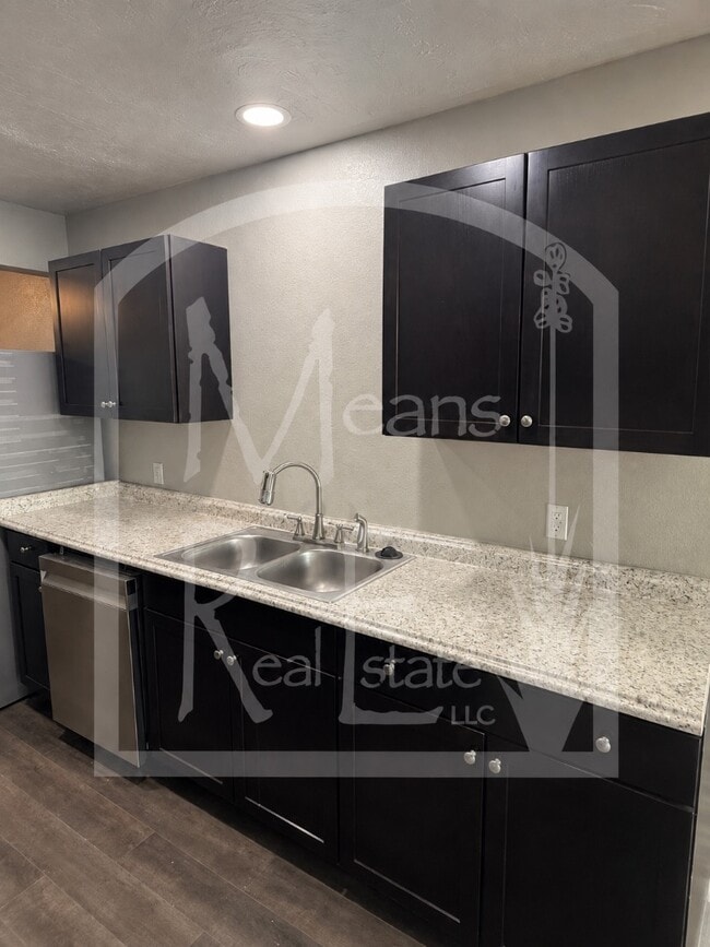 Photo - 608 Welshire St