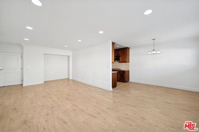 Photo - 133 N Swall Dr Unidad 203